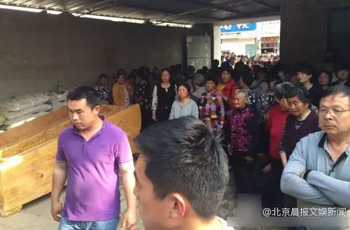 "春晚福娃"邓鸣贺葬礼举行 妹妹抱遗像痛哭