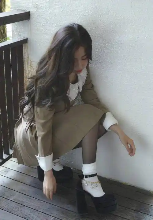 明星写真:虞书欣蕾丝翻领百褶裙艺术照,黑丝袖白袜,乖巧少女的化身