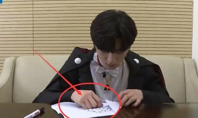 宋亚轩在写字的时候确实没有像一个好学生一样一笔一划写的很工整,却