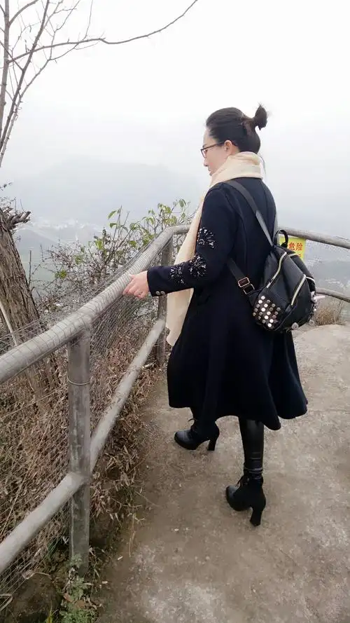 回眸一笑的背影