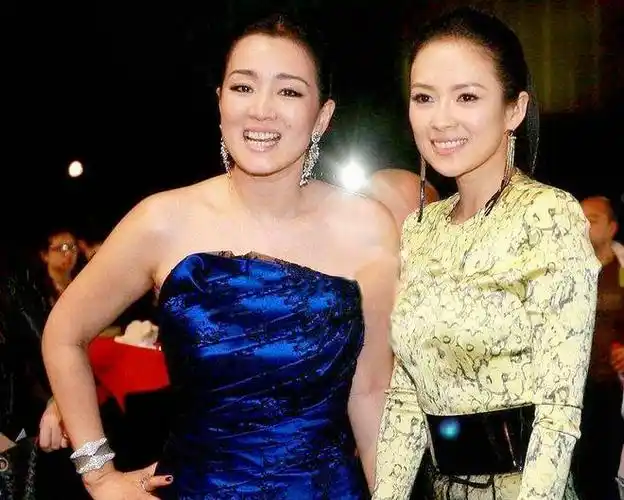 不少网友纷纷在网上攻击章子怡,她签约的公司在网络上说明事情真相,可