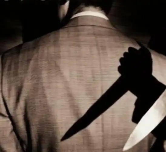 被人从背后"捅一刀",是什么感受?