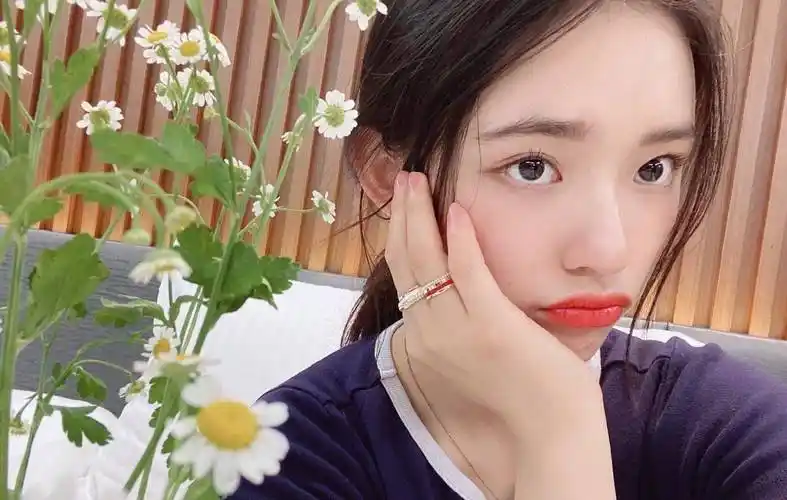 林允意外撞脸周洁琼?