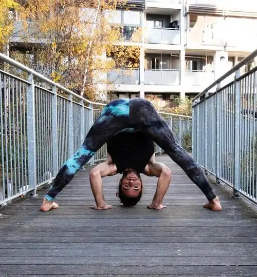 牛骏峰杂志写真,造型阳光帅气青春亮眼,身材健美格外吸睛