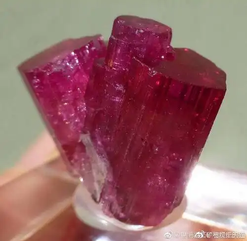 红碧玺rubellite,也叫红色电气石.