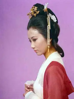 被汪明荃的古典扮相给美到了!妥妥的古装才女,温婉动人心