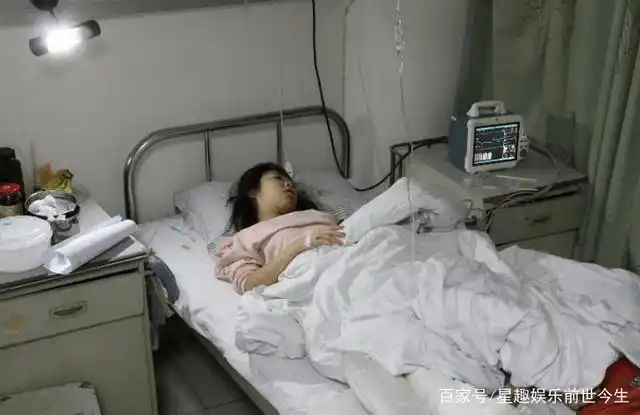 在重症监护室里,一名年仅22岁的女生躺在在床上,满脸写着悔恨和自责