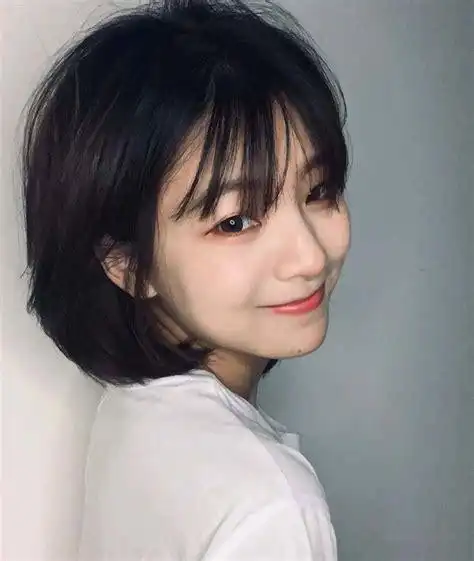 女人短发图片三