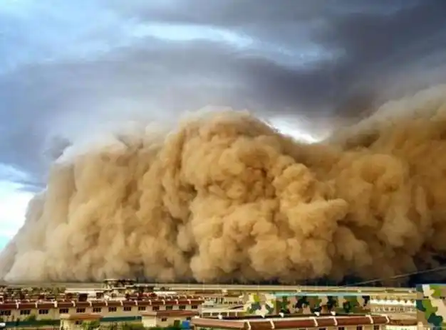 新疆发生特强沙尘暴,风力达14级,就像异世界!为何风这么大?