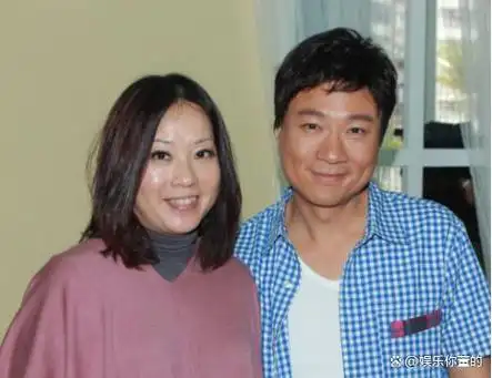 他和前妻离婚后不久,便和现任娇妻梁耀莲迅速走到了一起,随着彼此感情