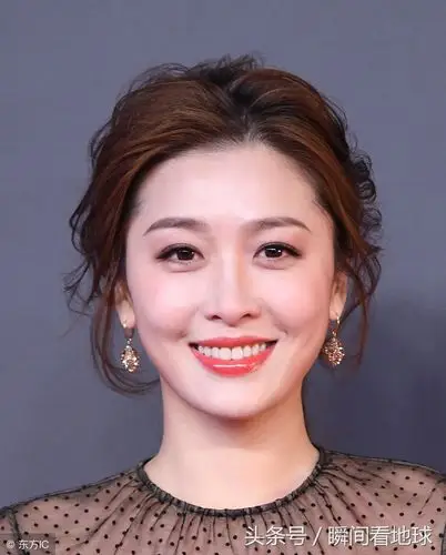 周丽淇,成熟气质亮相,网友:这一身太有女人味了