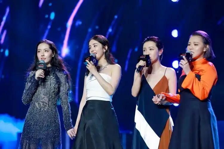 虽说时尚芭莎慈善晚宴是个慈善晚会,可是能够邀请众多强大影响力的