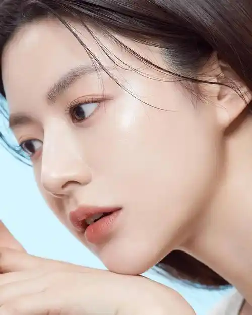 套装含有爽肤水,精华液,面霜三个单品,每个里面都含有淡斑美白功效