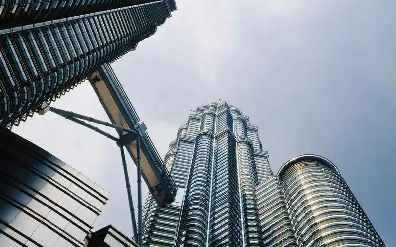 极简风商务大楼背景配图,风景-回车桌面