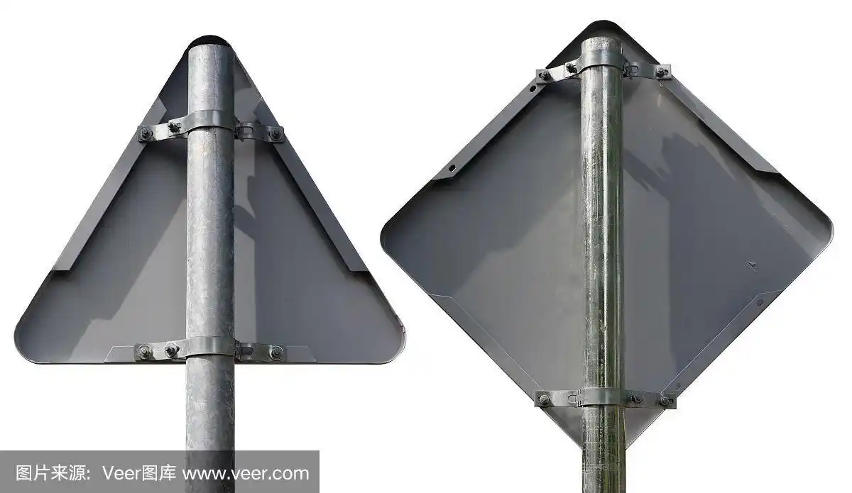 两个金属路标-三角形和菱形-背面.孤立于白色晴天户外物体