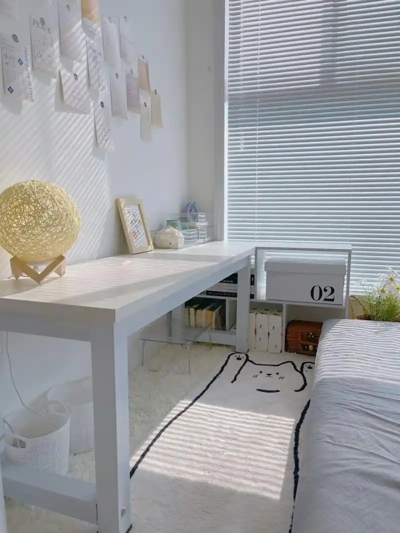 床尾的l形书桌太实用了!连凳子都不需要!