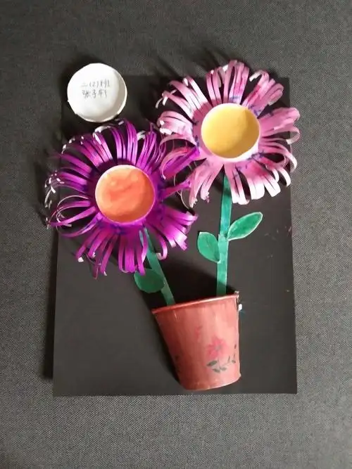 一般家里都会有的,把纸杯再次利用给小朋友做手工是一个很不错的选择