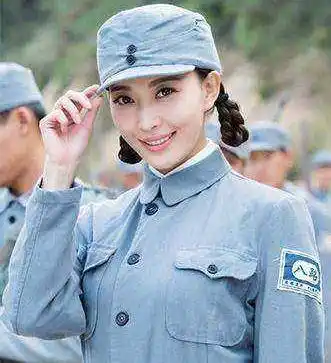 这个八路军小姑娘,不知道用的什么化妆品,皮肤确实水润,是去打仗的?