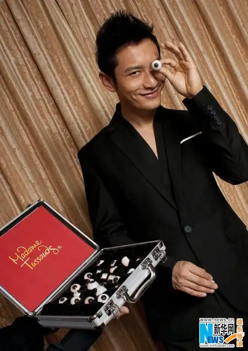 黄晓明笑求蜡像赶通告 香港杜莎首驻内地男星(图)