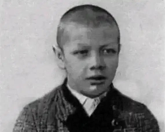 前半生侏儒,后半生巨人的男子:21岁前1米22,21岁后长到2米16