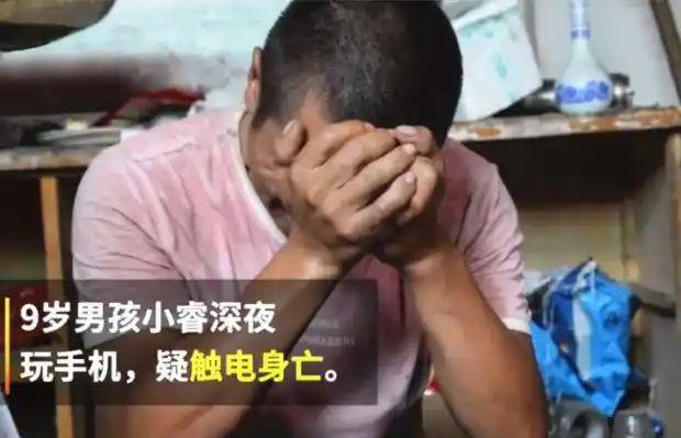 男童玩手机变歪头宝宝这玩意正在毁掉你的孩子