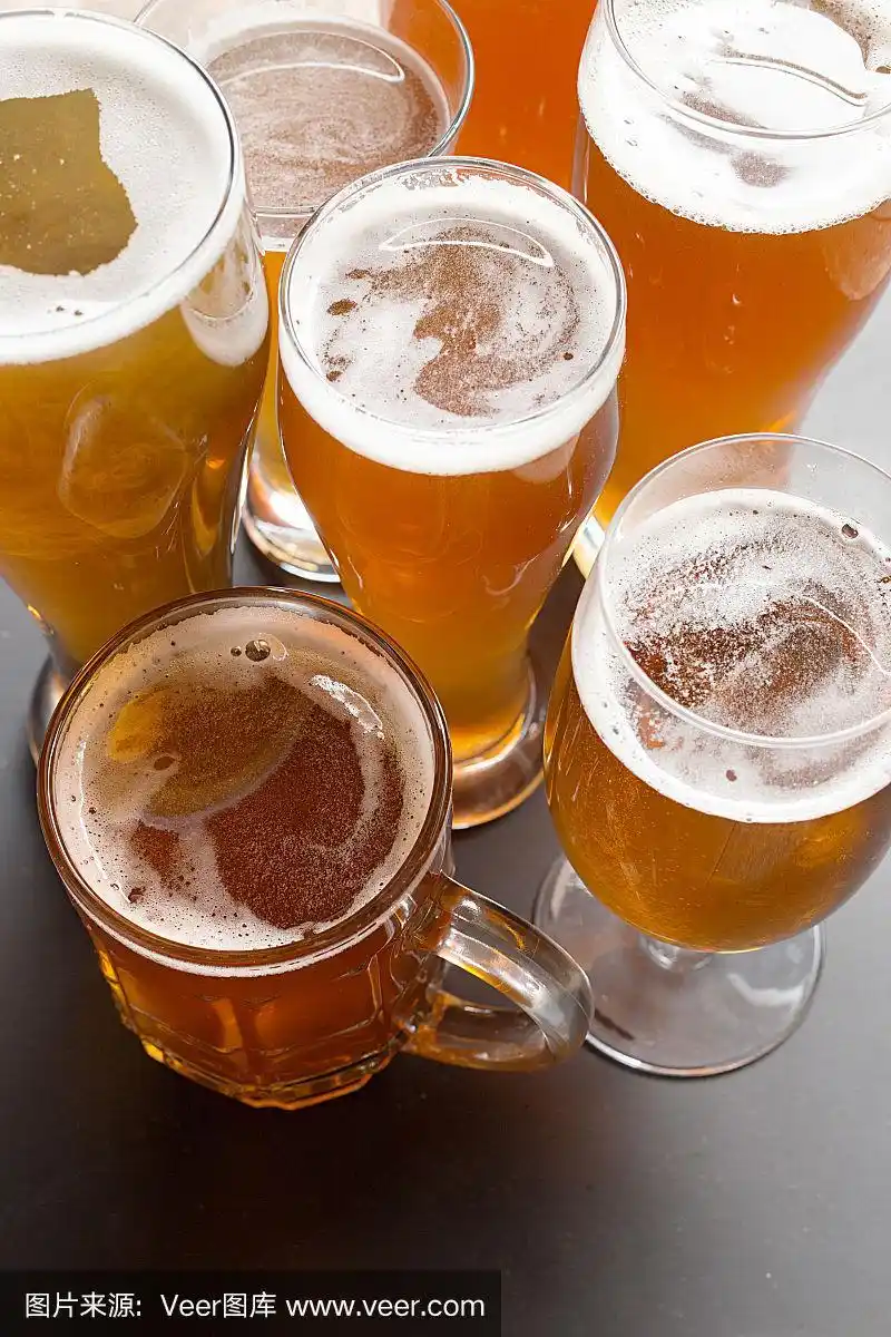 啤酒放在桌子上