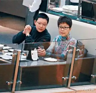 关菊英与圈内友司刍,也经常与周伟利出双入对,俨