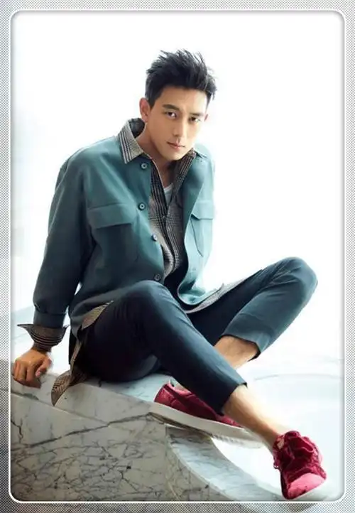 李现把黑色系穿到了剧外机场上演现实版韩商言粉丝炸锅了