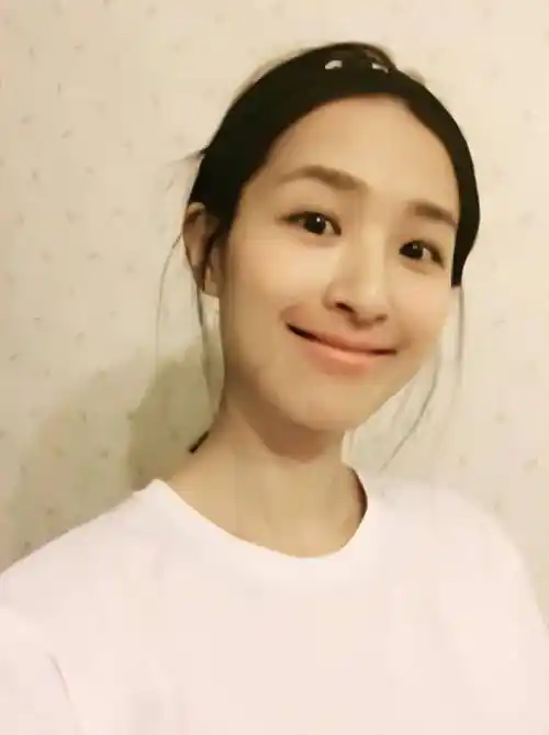 而现实生活中《爱情公寓》中宛瑜的扮演者赵霁比较佛系,接下林宛瑜