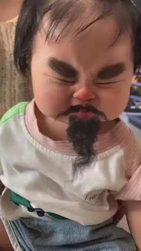 她气的胡须剪完了还眯一个眼睛看看呢太可爱了宝宝八个月-全民小视频