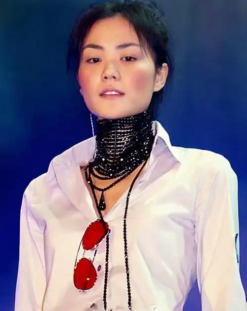 王菲1999年的拉阔演唱会,白衬衫牛仔裤