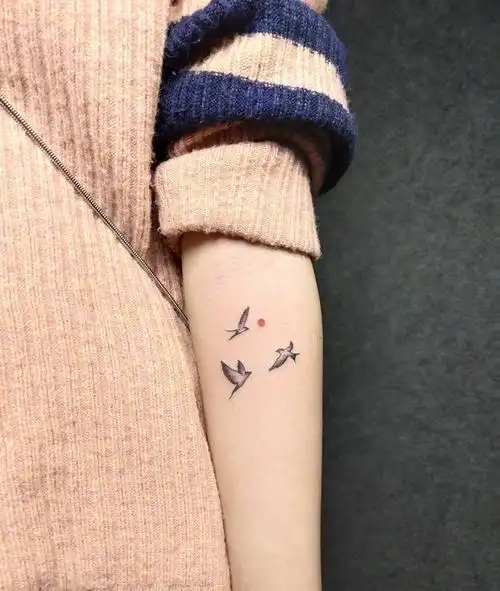 小清新纹身图片_手部手臂点刺水彩鸟太阳纹身图案