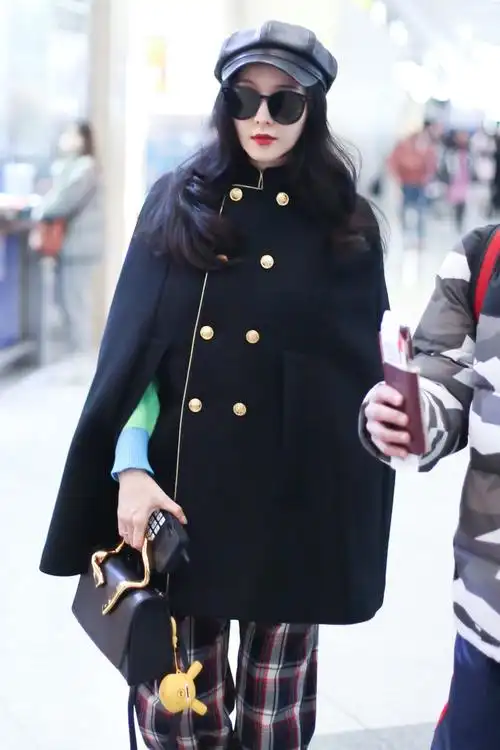 1/ 12 搜狐娱乐讯 12月24日,范冰冰现身北京机场.