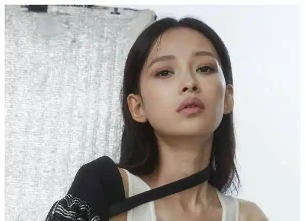 虽然眼睛没有铜铃般的大小,但是双眼皮很明显,而且眼间距适中,整体看