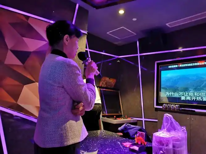 晚上一起去歌厅唱歌.