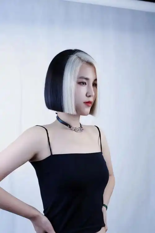 还有这种上下不连接的纹理烫发,就是把两侧鬓角掏空,上面头发烫成纹理