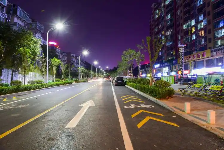 商业街全部建完后夜景,再看看这美丽夜景,甸柳新村街道办事处工作人员