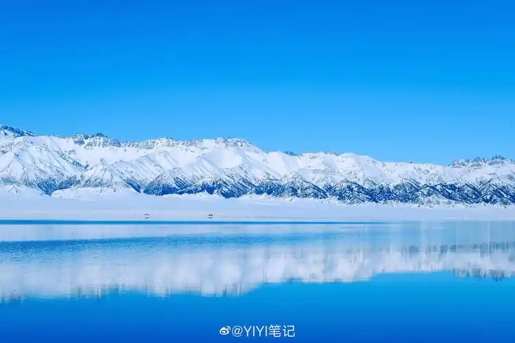 冬天的赛里木湖非常的安静,湖水蓝得透彻