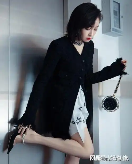 宋茜精致美腿穿尖头高跟出席elle风尚大典