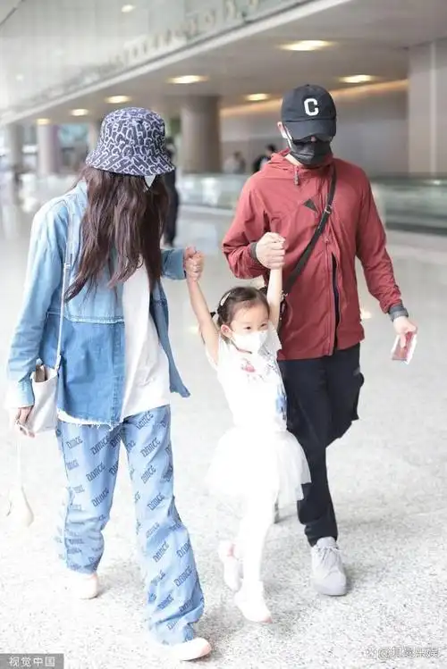 郑恺苗苗一家三口亮相,幸福满溢上海机场,安娜成焦点
