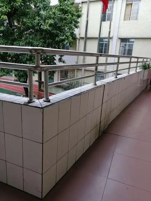 2.楼道里走廊栏杆高度达标.