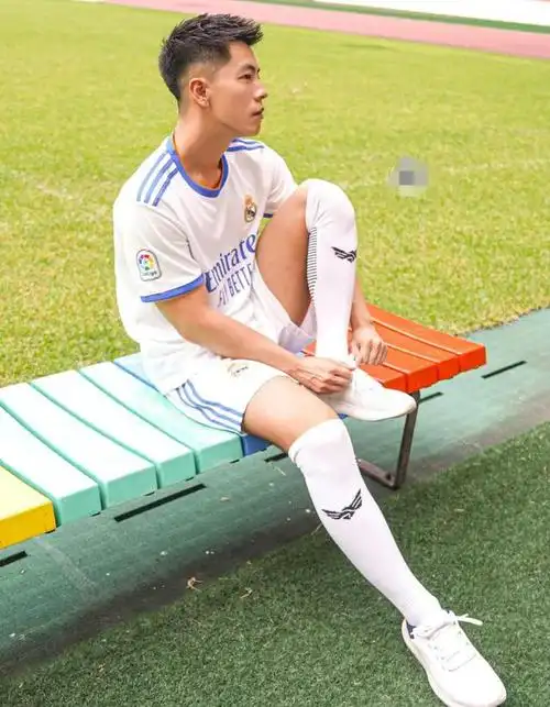 身高180cm大长腿00后体育生,运动型男生穿白袜,好看更有型男范