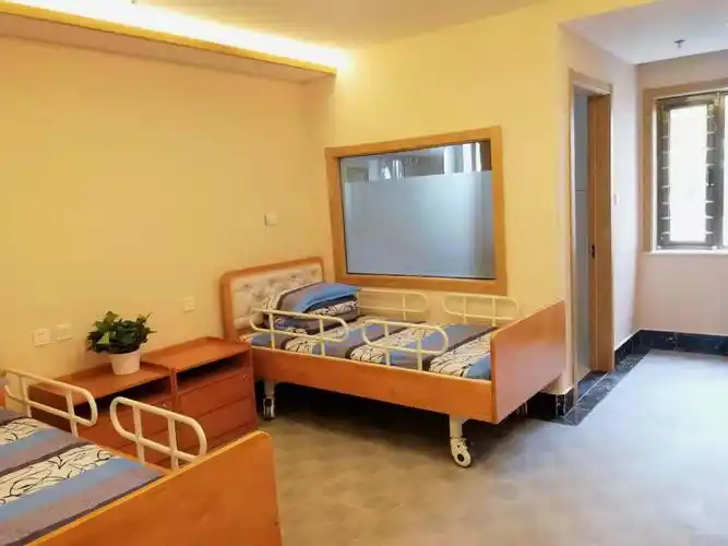 (北京养老机构卧室)关于护理床,其实我想称呼为适老功能床,因为一提