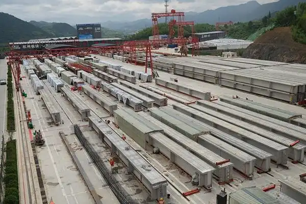 临建高速公路於潜预制场,生产出的预制水泥架构用于高速桥梁高架的