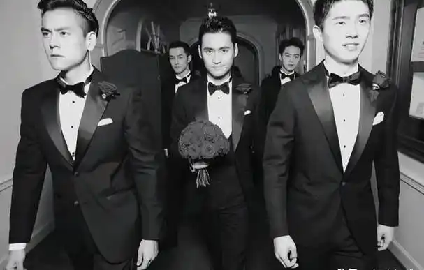有人特别注意到,袁弘身边的伴郎团颜值超高,简直就是最帅的一组!