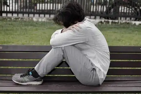 悲伤的厨师的男人在哭泣图片