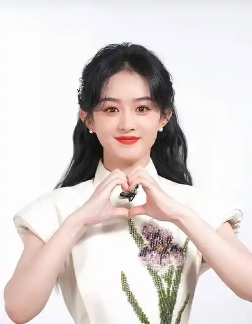 只见赵丽颖身穿白色旗袍,披着温柔的长发,对着镜头比心的样子简直太美