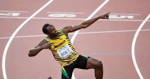 37岁博尔特:退役7年整出3个孩子,身材发福,6块腹肌变