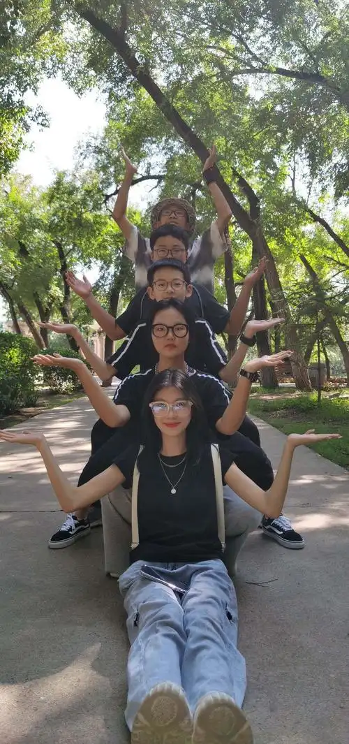 集体照片摆pose图片 10人集体照片摆pose图片-图片大观-奇异网