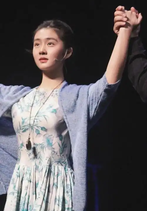 "黄磊长女"多多澳门出演话剧,盘发,开衫显老气,17岁妈味十足